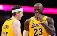 NBA在线观看-詹姆斯留守湖人再战一年？金钱与家庭的诱惑难抵抗